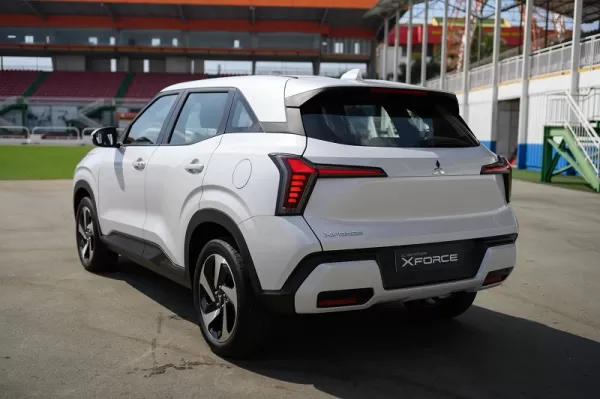 Dịch vụ thay kính chắn gió xe Mitsubishi Xforce